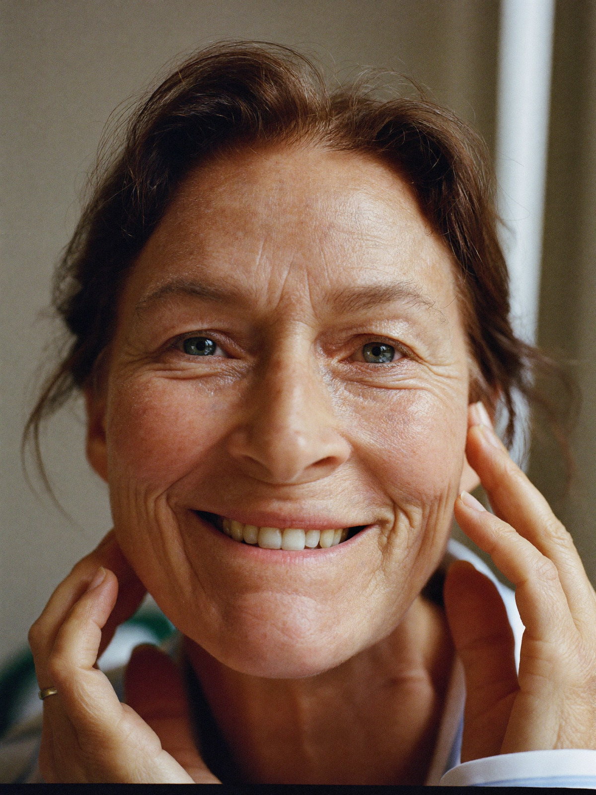 Femme mature sereine, peau naturelle et lumineuse